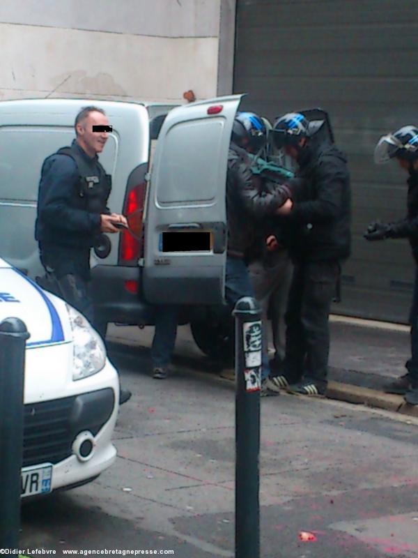 manifestation du 21 février 2015 à Nantes. Étrange ballet près d'une fourgonnette.