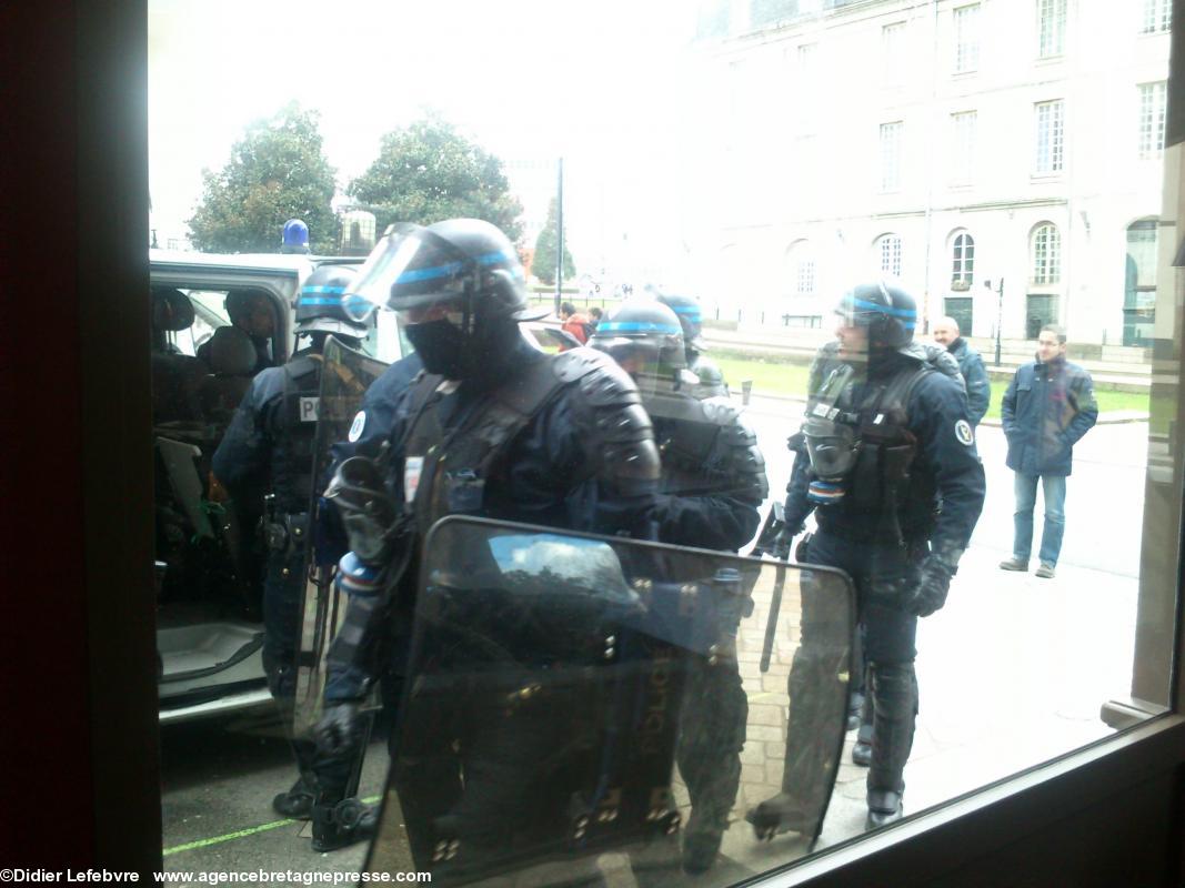 manifestation du 21 février 2015 à Nantes. Des forces de l'ordre bien équipées