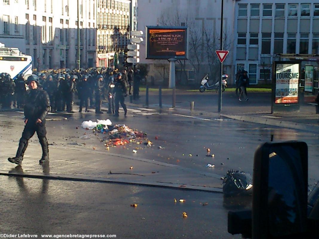 manifestation du 21 février 2015 à Nantes. Près de l'hôpital, les forces de l'ordre font masse