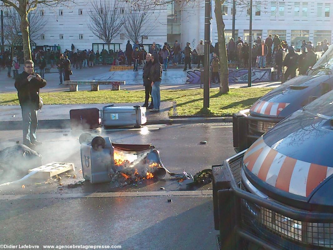 manifestation du 21 février 2015 à Nantes. Les manifestants bloqués le long de l'hôpital