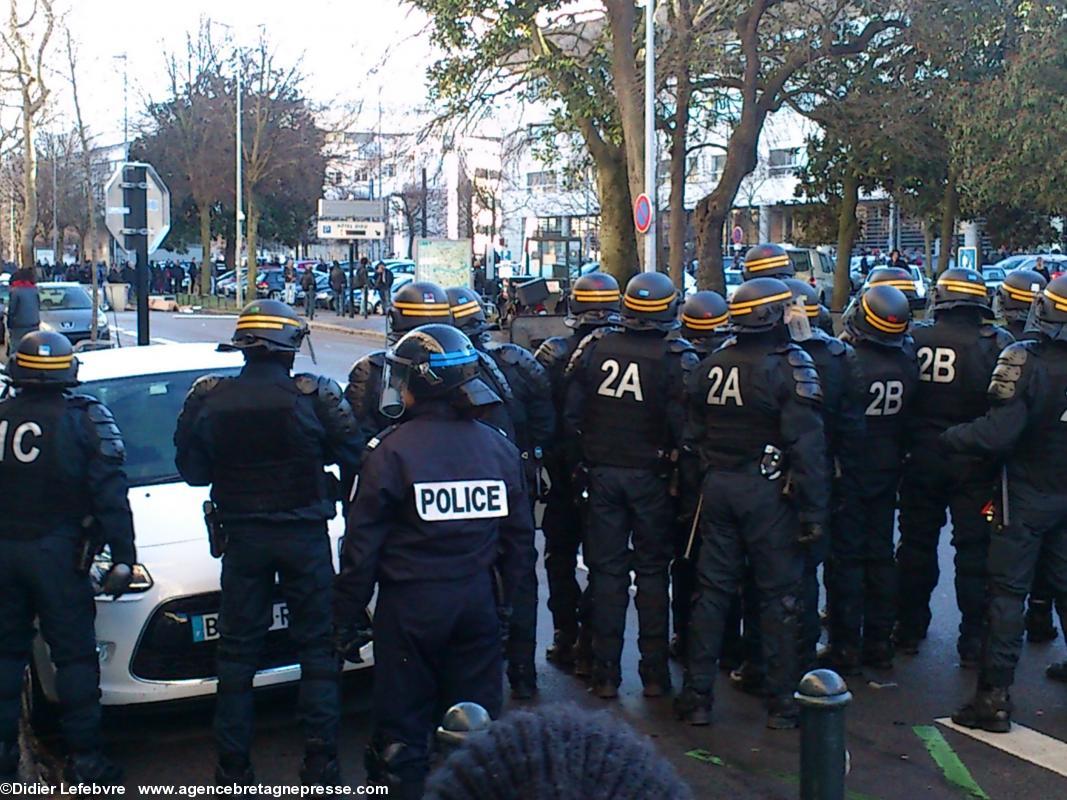 manifestation du 21 février 2015 à Nantes. Une gendarmette parmi les CRS