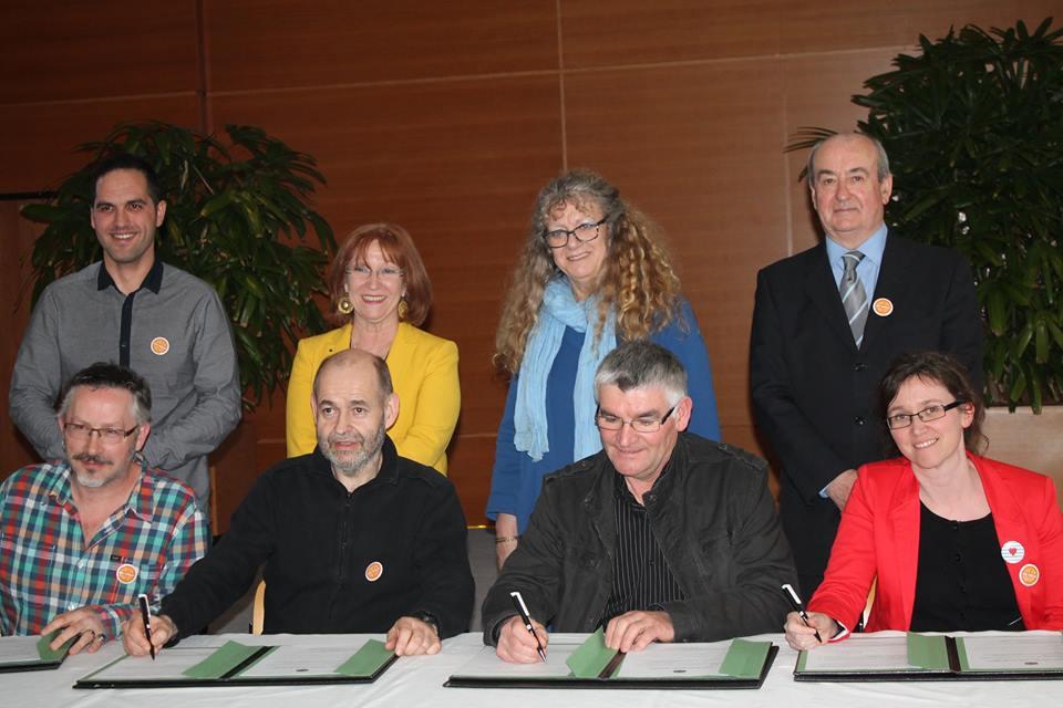 (debout, de g. à d.) Raphaël Gouablin, coordinateur du label "du Galo en Bertègn", Lena Louarn, Kaourintine Hulaud, Pierrick Massiot
(assis, de g. à d.) Thibault Dubreuil, administrateur de Plum'FM, signataire catégorie asso, Filip Ramel, président du Cercle celtique de Rennes, signataire catégorie asso, Michel Rouvrais, Maire de Trémorel, signataire catégorie collectivitéset Gwenaëlle Bouthier, Boètt a Merlin, signataire catégorie entreprise. (photo : Région Bretagne).