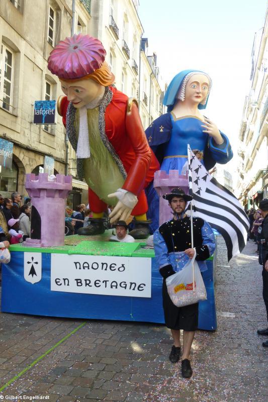 carnaval de Nantes 2015 : un char Anne de Bretagne très regardé