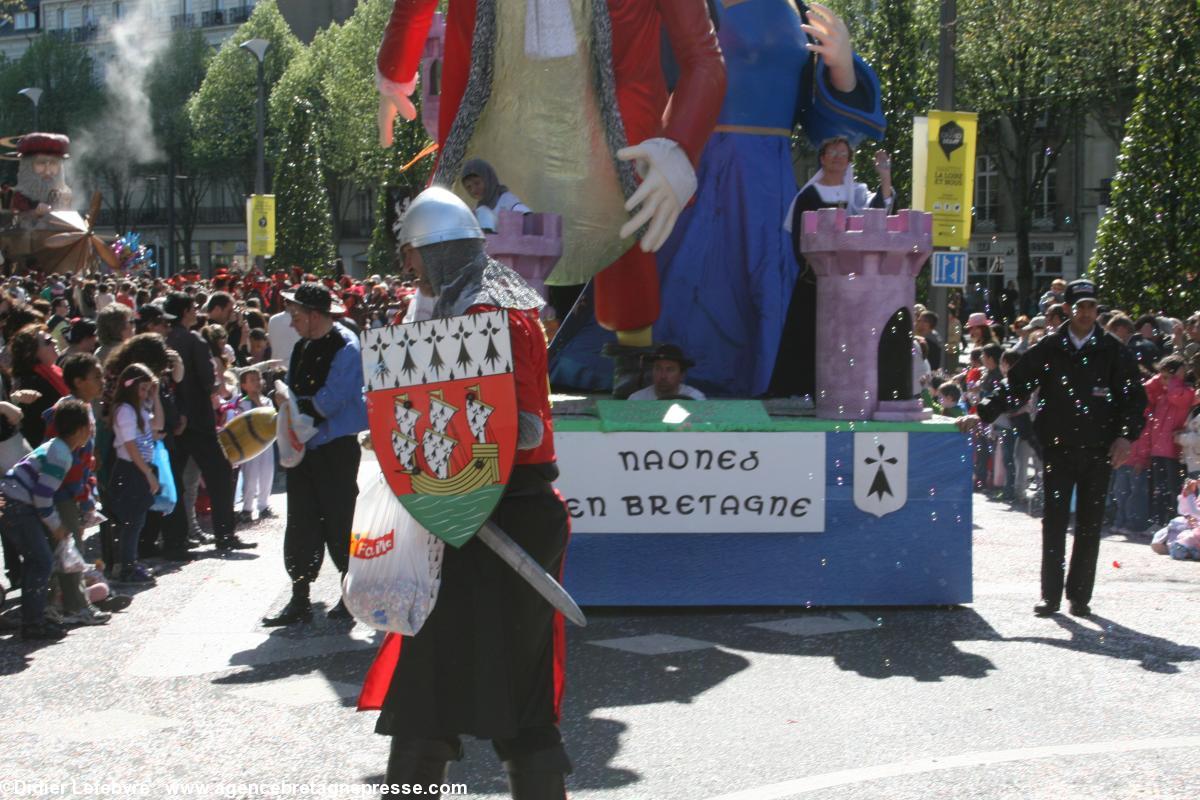 Carnaval de Nantes 2015 - l'écusson de Nantes accompagne le char Anne de Bretagne