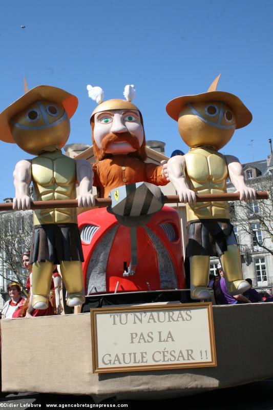 Carnaval de Nantes 2015 - un autre char, farouchement anti-invasion romaine