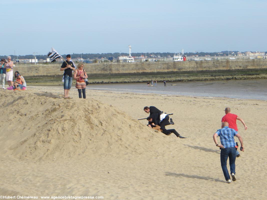 Un militant breton est plaqué au sol sur la plage de Sant-Nazer