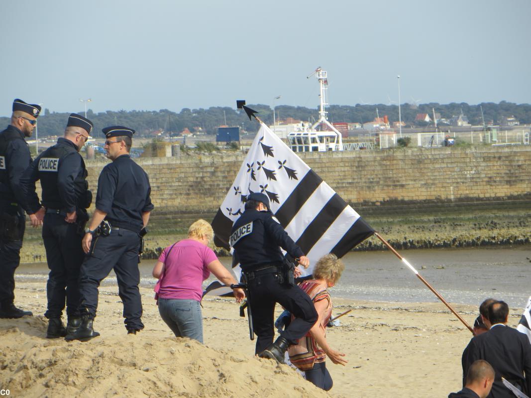 Les militants sont repoussés sur la plage