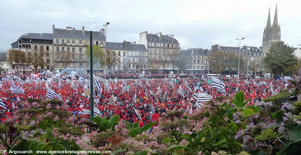 L'avenir, y compris de l'unité de la Bretagne, est là : dans le contenu de dénominateurs communs qui sont ceux de la grande majorité des Bretons… même si la loi de l'État jacobin nie bien haut devant ses tribunaux que nous n'existons pas en tant que peuple. La Bretagne se donne à nouveau rendez-vous à Nantes en septembre prochain pour une grande manifestation d'unité.