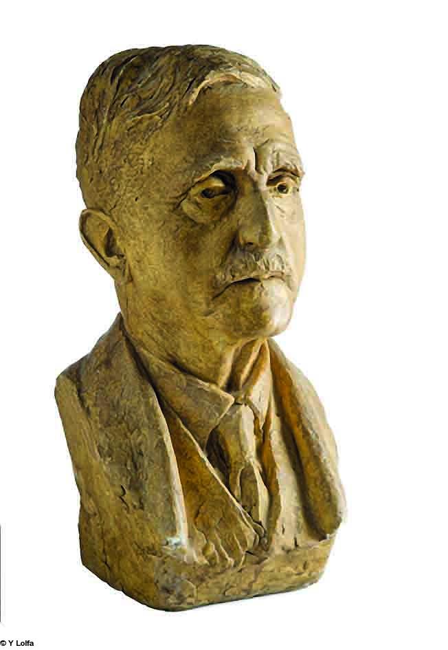 Curnow Vosper's bust, made by his friend Goscombe John, a Welsh sculptor (1860-1952). In 1920-1930?