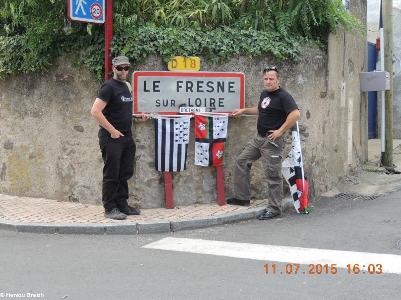 le Président et un membre de Hentoù Breizh, association culturelle, devant le panneau d'entrée du Fresne-sur-Loire, en Bretagne