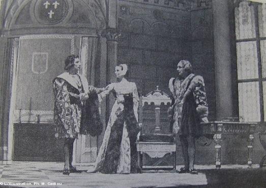Charles VIII (M. Raphaël Patorni), la duchesse Anne devenue reine (Mlle Jacqueline Porel), Louis d'Orléans (M. Jean Hervé). Scène : le roi Charles prend congé de la reine pour se rendre au Jeu de paume. <i>La Duchesse en sabots</i> à l'Odéon, 1942. Charles VIII (M. Raphaël Patorni), la duchesse Anne devenue reine (Mlle Jacqueline Porel), Louis d'Orléans (M. Jean Hervé). Scène : le roi Charles prend congé de la reine pour se rendre au Jeu de paume. <i>La Duchesse en sabots</i> à l'Odéon, 1942.