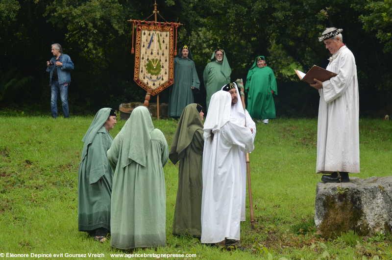 Dindan banniel ar C'hoursez un ovizez nevez (sae glaz-gwer teñval) a zo bet degemeret er kelc'h nevet ar C'hoursez hag he deus graet he le.