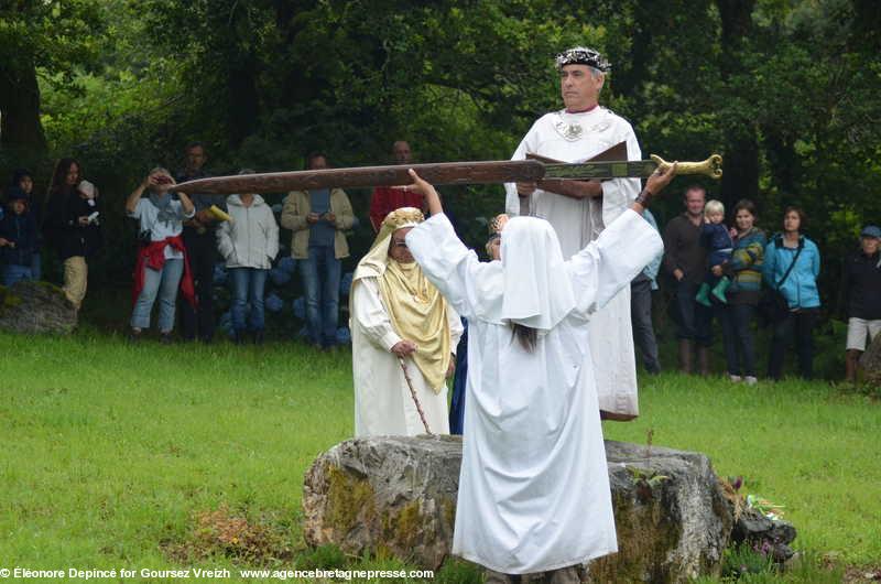 Gorsedd digor 2015 in Brasparts. Presenting the sword and confirming that there is peace.The sword bearer partially withdraws it from its sheath and the Grand druid asks in Breton three times <i>Ha peoc'h a zo ?</i> (A oes heddwch?) and the assembly reply each time <i>Ya, peoc'h a zo</i> (Heddwch).