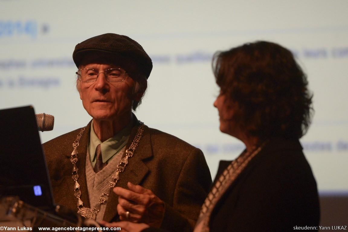 Sur scène de la salle Ropartz du Palais des Arts de Vannes, Per-Yves Le Rhun fait son discours de remerciement au nom de l'équipe de la Géographie numérique de la Bretagne. Sur scène de la salle Ropartz du Palais des Arts de Vannes, Per-Yves Le Rhun fait son discours de remerciement au nom de l'équipe de la Géographie numérique de la Bretagne.