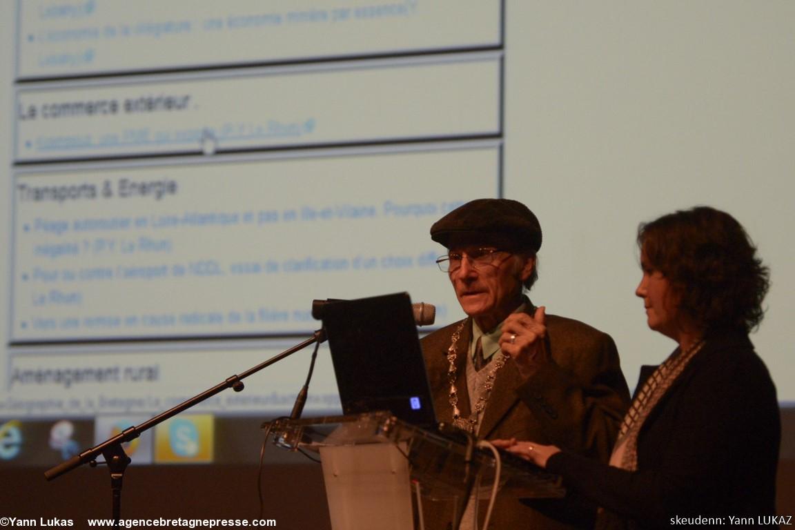 Puis Per-Yves Le Rhun présente quelques pages de la Géographie numérique de la Bretagne (GNB) en ligne, assisté de Sandrine Rannoù aux manettes. Puis Per-Yves Le Rhun présente quelques pages de la Géographie numérique de la Bretagne (GNB) en ligne, assisté de Sandrine Rannoù aux manettes.