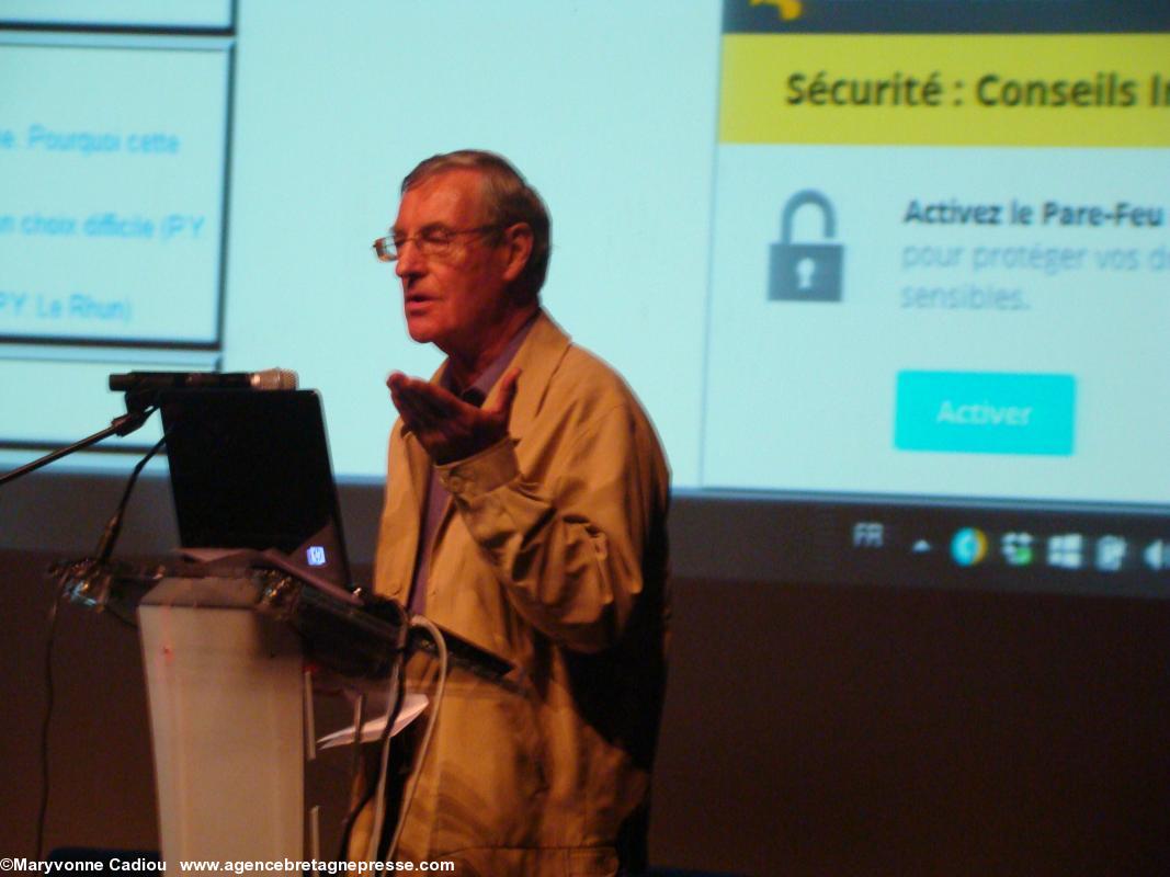 Paolig Combot, président de l'Association Ar Falz/Skol Vreizh, fait son discours en breton puis en français. Paolig Combot, président de l'Association Ar Falz/Skol Vreizh, fait son discours en breton puis en français.