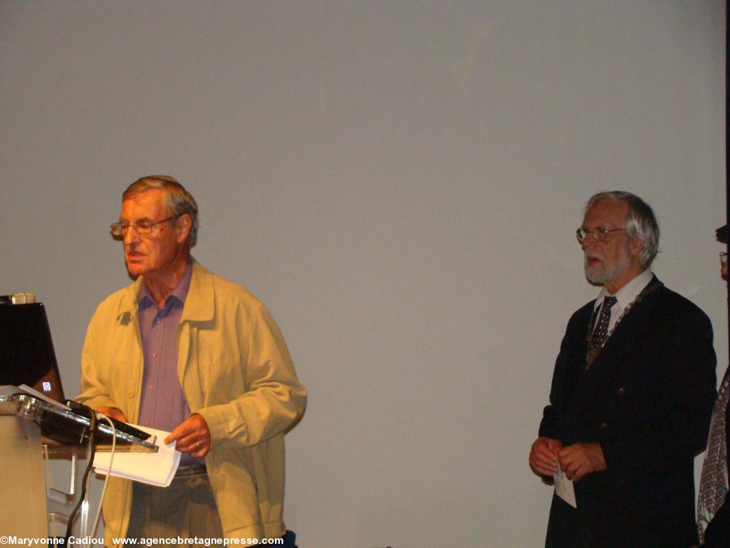 Paolig Combot et Patrick Malrieu, président de l'Institut culturel de Bretagne. Paolig Combot et Patrick Malrieu, président de l'Institut culturel de Bretagne.