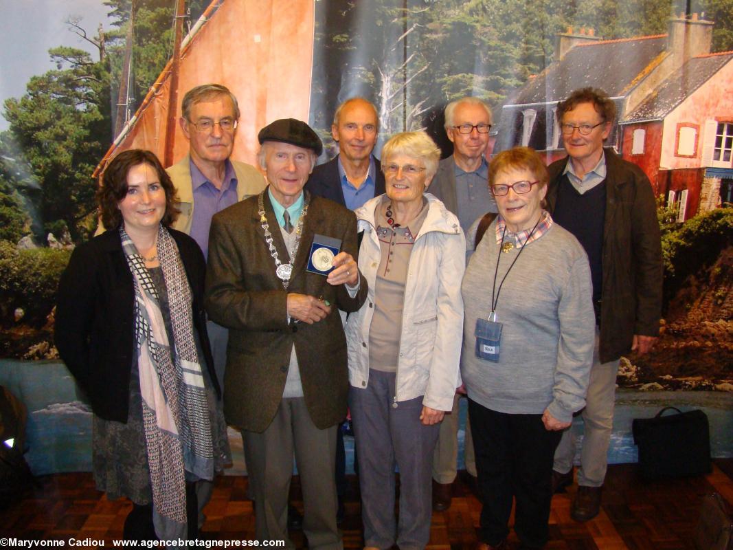 Les membres d'Ar Falz/Skol Vreizh présents ce jour à Vannes devant une photo maritime dans la salle du cocktail. De g. à dr. Sandrine Rannoù, Paolig Combot, Per-Yves Le Rhun, Jean-René Le Quéau, Yveline Larvor, Gilbert Péron, Yvonne Coz, Jean-Jacques Monnier. Les membres d'Ar Falz/Skol Vreizh présents ce jour à Vannes devant une photo maritime dans la salle du cocktail. De g. à dr. Sandrine Rannoù, Paolig Combot, Per-Yves Le Rhun, Jean-René Le Quéau, Yveline Larvor, Gilbert Péron, Yvonne Coz, Jean-Jacques Monnier.
