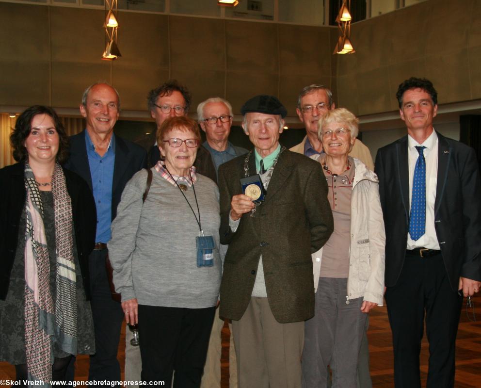 Les membres d'Ar Falz/Skol Vreizh présents ce jour à Vannes, avec le député Paul Molac à droite. Les membres d'Ar Falz/Skol Vreizh présents ce jour à Vannes, avec le député Paul Molac à droite.
