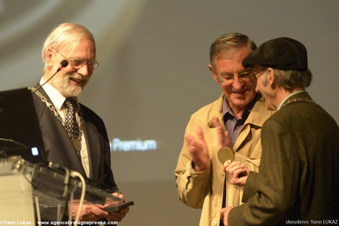 Patrick Malrieu remet la médaille 2015 de l'ICB à Pierre-Yves Le Rhun applaudi par Paolig Combot, pour la Géographie numérique de la Bretagne des éditions Skol Vreizh mise en ligne. Patrick Malrieu remet la médaille 2015 de l'ICB à Pierre-Yves Le Rhun applaudi par Paolig Combot, pour la Géographie numérique de la Bretagne des éditions Skol Vreizh mise en ligne.