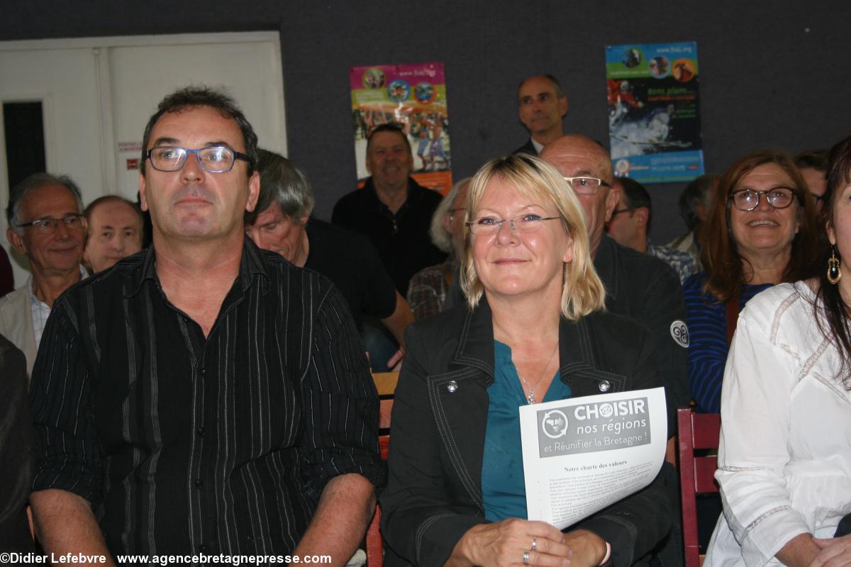 2- Régionales en 44 : lancement de la campagne de la liste Denigot. Chantal Péruchet, adjointe à Teillères (à dr.) et Philippe Renaud, Parti Breton, 1er adjoint à Treffieux, soutiens de la liste 2- Régionales en 44 : lancement de la campagne de la liste Denigot. Chantal Péruchet, adjointe à Teillères (à dr.) et Philippe Renaud, Parti Breton, 1er adjoint à Treffieux, soutiens de la liste