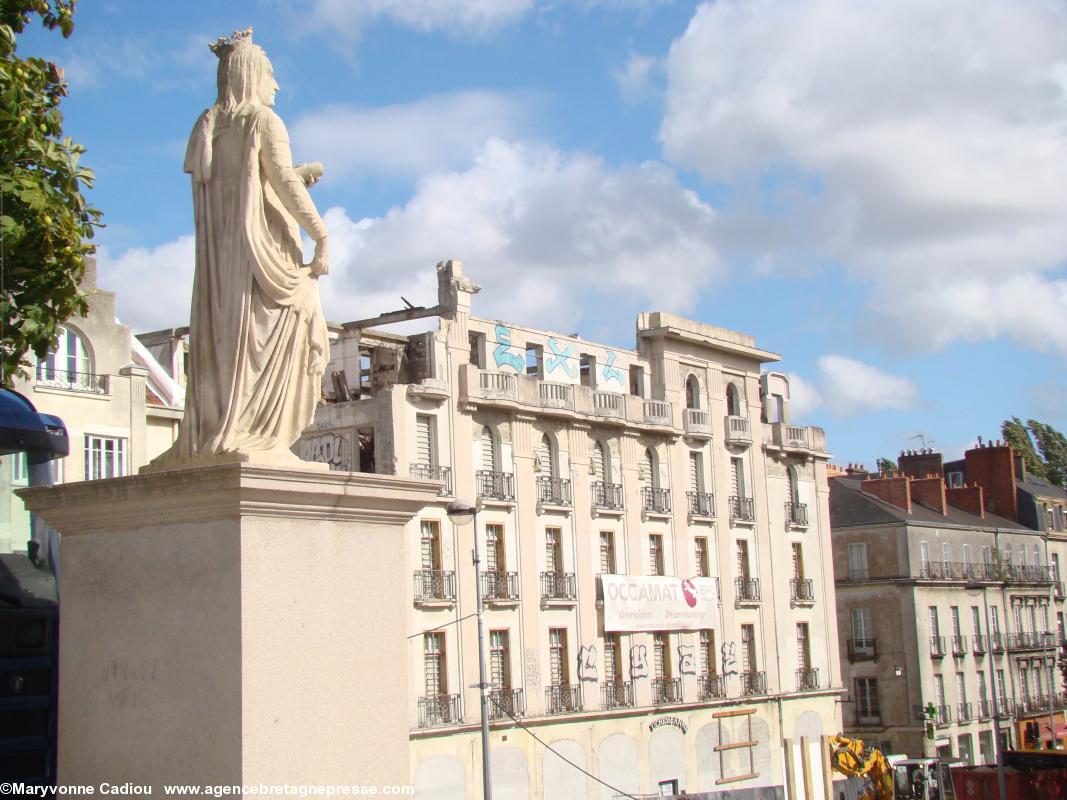 L'Hôtel Duchesse Anne de Nantes, dont le fronton Art Déco a été découpé le 28 juillet 2015. Merci à Sven Jelure du blog La Méforme d'une Ville, pour m'avoir donné l'idée du cadrage, avec la statue d'Anne de Bretagne du XIXe. Les larmes de pierre, cela existe-t-il ?