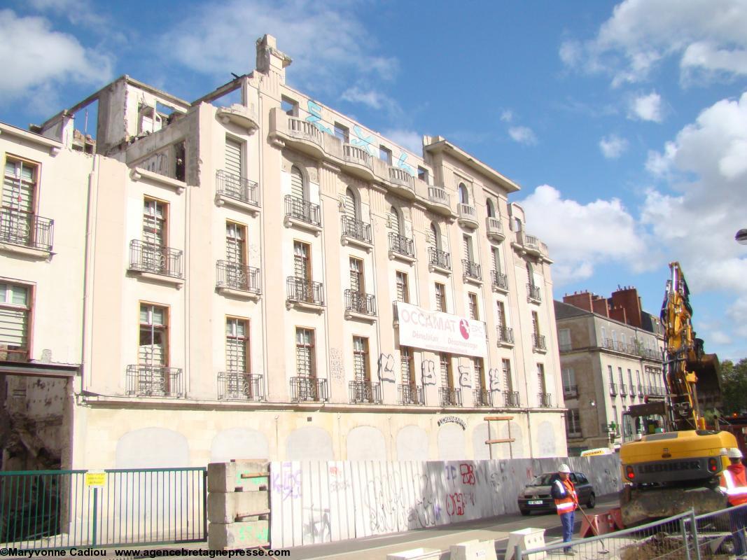 Hôtel Duchesse Anne de Nantes. Le chantier actuel : démolition d'un trottoir pour créer une nouvelle voie de circulation et compenser l'emprise des travaux.