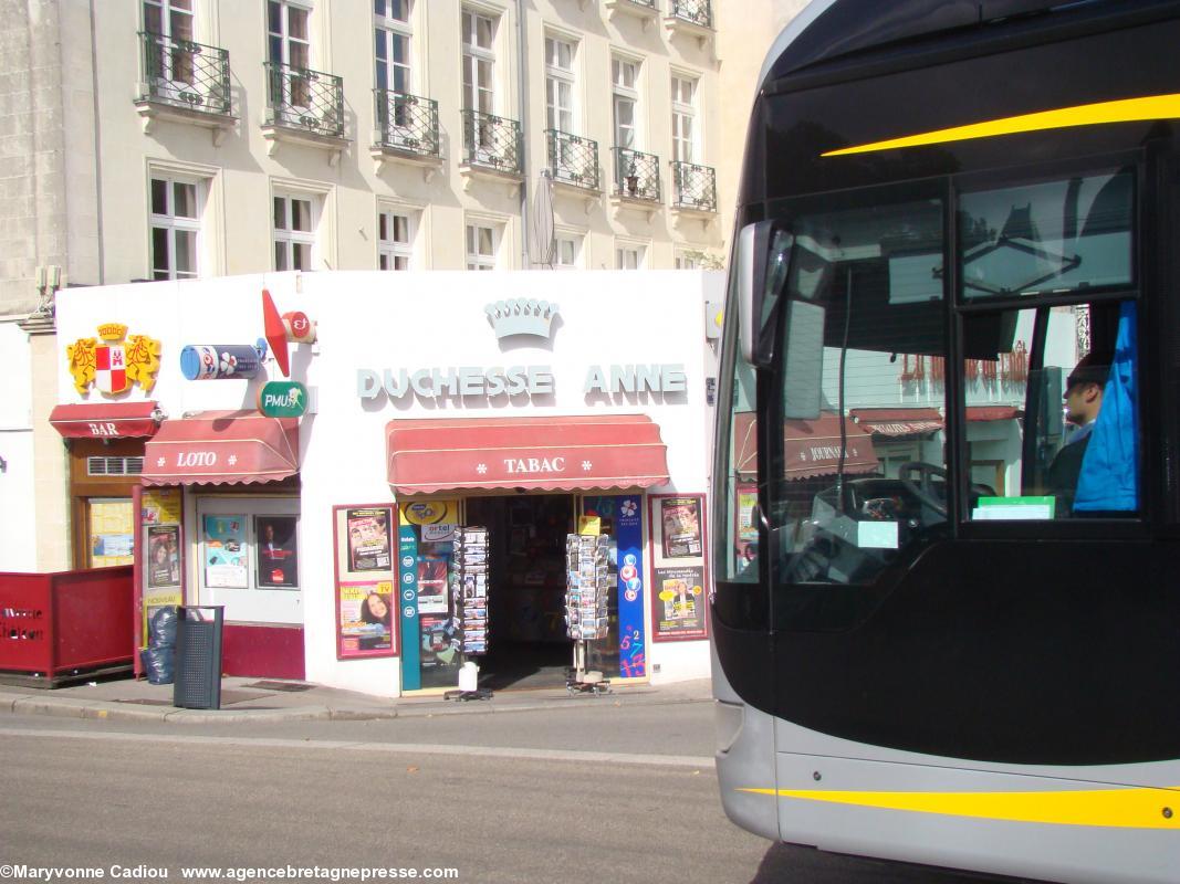 Hôtel Duchesse Anne de Nantes. Le nom Duchesse Anne restera aux environs : bureau de tabac-presse.