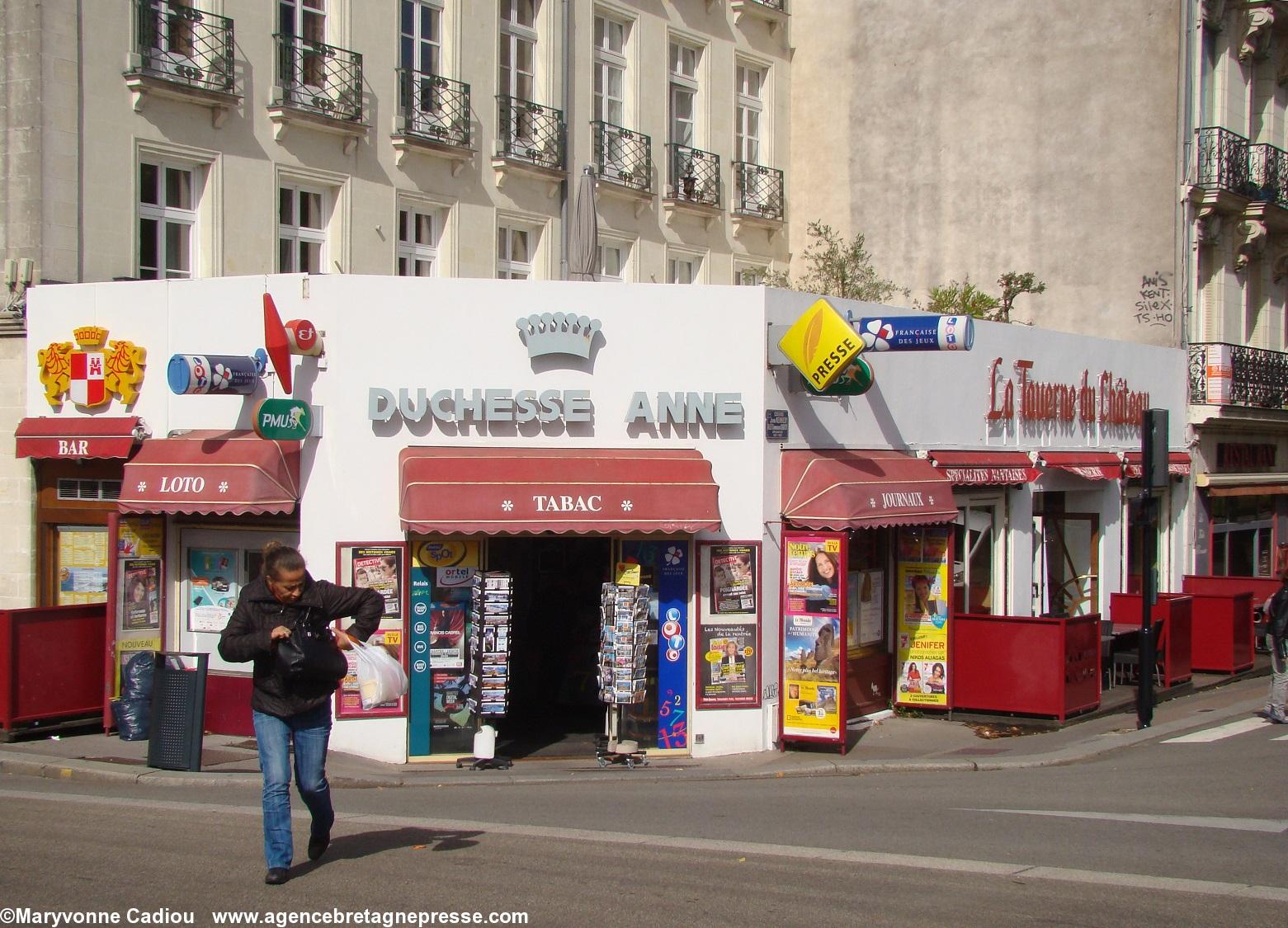 Hôtel Duchesse Anne de Nantes. Le nom Duchesse Anne restera aux environs, avec sa couronne de reine : bureau de tabac-presse inclus dans la Taverne du Château.