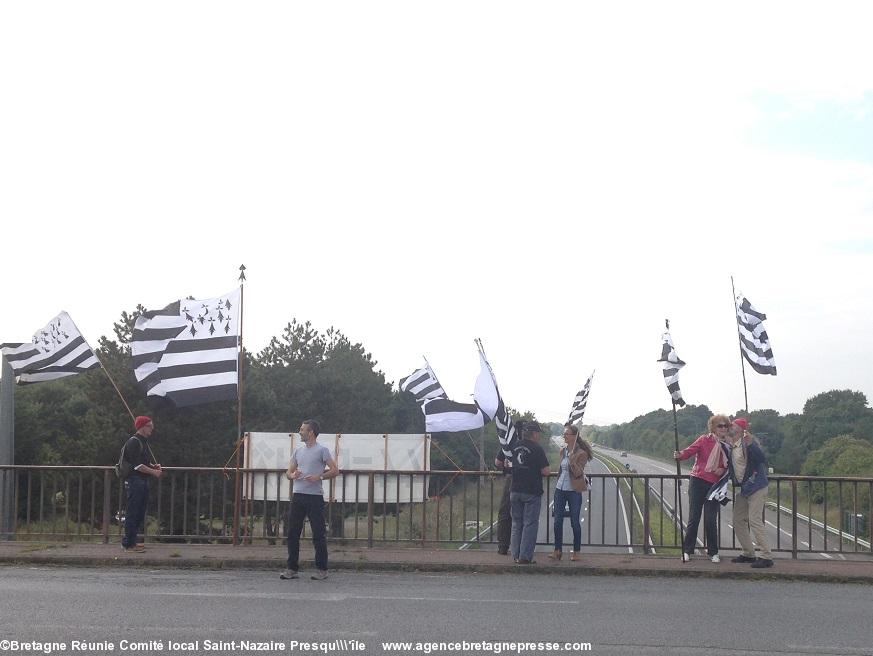Le rendez-vous War ar Pont au pont de Prinquiau (44) le 3 octobre 2015 pour la réunification de la Bretagne 15 h 49.