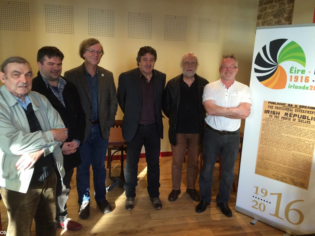 De droite à gauche: Yann Bevant (Université Rennes II), Patrick Malrieu (ICB), Hwendal Denez (université Rennes II), JY Le Touze ( Coordonnateur), Yann Peillet (Festival du Livre de Carhaix), Eric Pieanezz (ICB) .