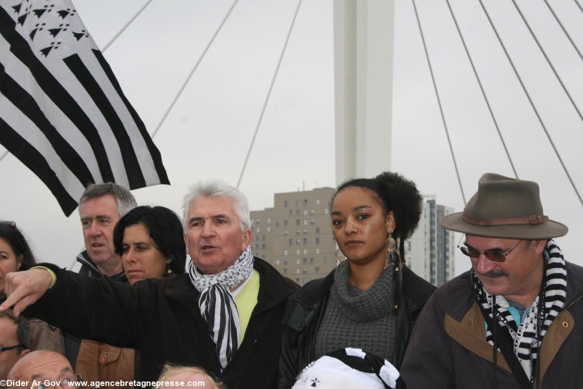 Gilles Denigot, incisif. À sa gauche, Anne-Claire Quiviger, directrice de campagne. Présentation à la presse de la liste Choisir nos régions et réunifier la Bretagne. Gilles Denigot, incisif. À sa gauche, Anne-Claire Quiviger, directrice de campagne. Présentation à la presse de la liste Choisir nos régions et réunifier la Bretagne.