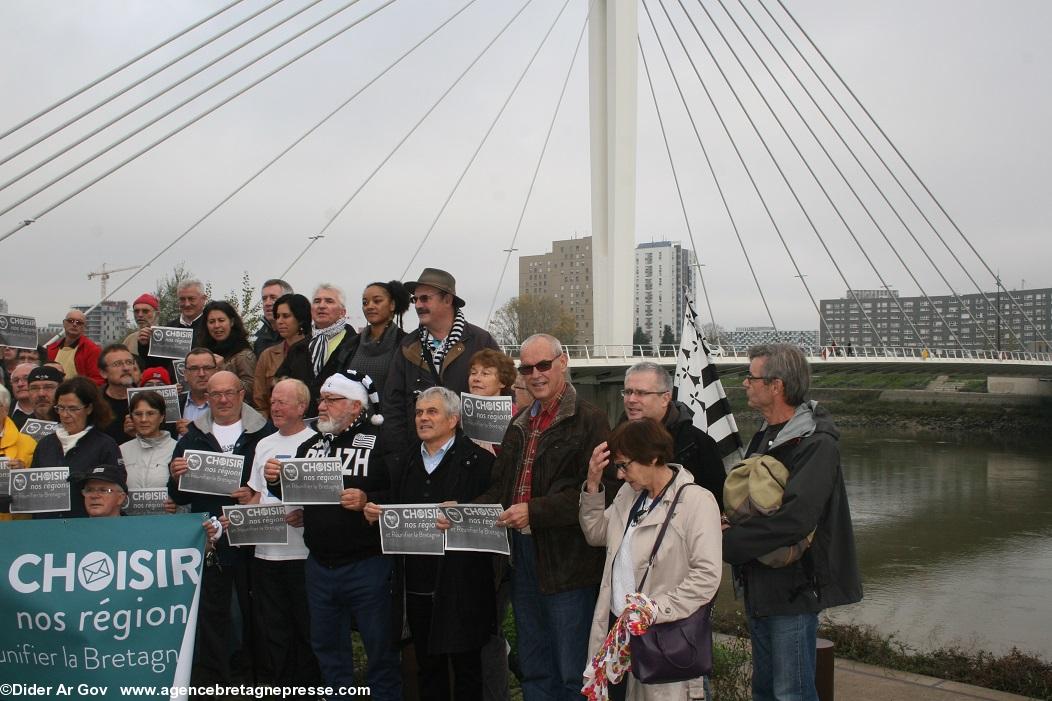 Des candidats, la Loire, et le pont Éric Tabarly. Présentation à la presse de la liste Choisir nos régions et réunifier la Bretagne. Des candidats, la Loire, et le pont Éric Tabarly. Présentation à la presse de la liste Choisir nos régions et réunifier la Bretagne.