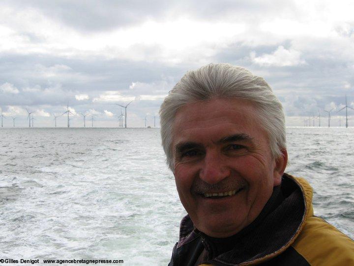 Gilles Denigot devant un champ d'éoliennes en mer au Danemark. Photo du site de la liste. Présentation à la presse de la liste Choisir nos régions et réunifier la Bretagne. Gilles Denigot devant un champ d'éoliennes en mer au Danemark. Photo du site de la liste. Présentation à la presse de la liste Choisir nos régions et réunifier la Bretagne.
