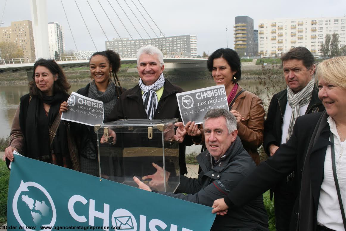 L'urne symbolique et de g. à dr. Anne Eon, Anne-Claire Quiviger, Gilles Denigot, Valérie Pelletier, Michel Beaupré (assis), Hervé Carro, Chantal Perruchet. Présentation à la presse de la liste Choisir nos régions et réunifier la Bretagne. L'urne symbolique et de g. à dr. Anne Eon, Anne-Claire Quiviger, Gilles Denigot, Valérie Pelletier, Michel Beaupré (assis), Hervé Carro, Chantal Perruchet. Présentation à la presse de la liste Choisir nos régions et réunifier la Bretagne.