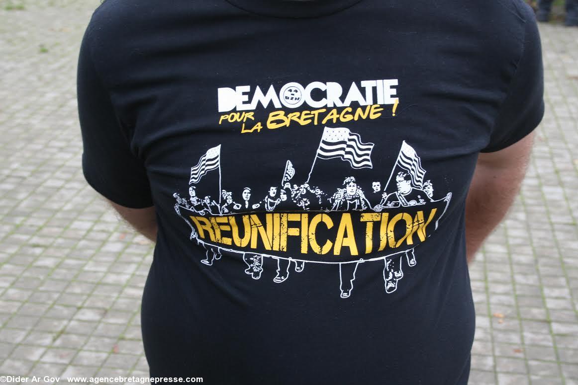 Ce militant porte en lui la Réunification. Présentation à la presse de la liste Choisir nos régions et réunifier la Bretagne. Ce militant porte en lui la Réunification. Présentation à la presse de la liste Choisir nos régions et réunifier la Bretagne.