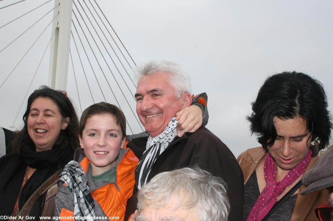 Gilles Denigot et son fils, entouré de Anne Eon (à sa droite), 2e dans la liste 44, et de Valérie Pelletier, tête de liste en Vendée. Présentation à la presse de la liste Choisir nos régions et réunifier la Bretagne. Gilles Denigot et son fils, entouré de Anne Eon (à sa droite), 2e dans la liste 44, et de Valérie Pelletier, tête de liste en Vendée. Présentation à la presse de la liste Choisir nos régions et réunifier la Bretagne.