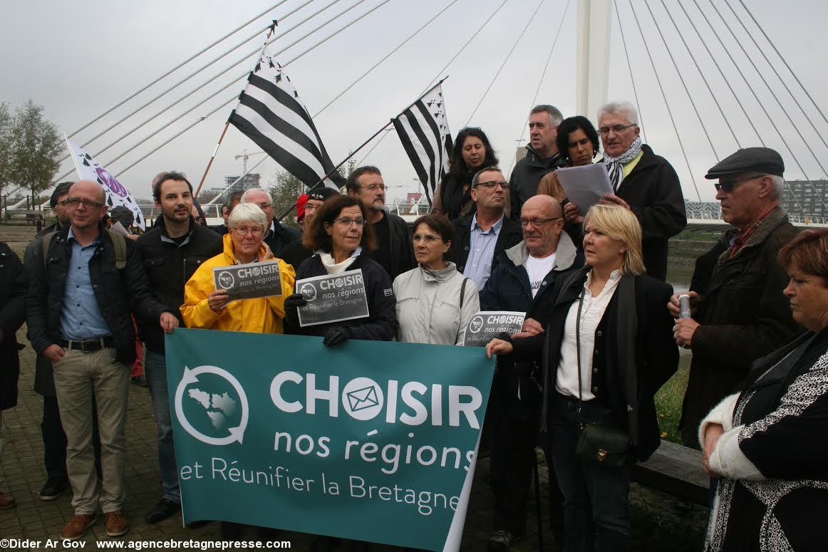Des candidats de Loire-Atlantique, et d'ailleurs. Présentation à la presse de la liste Choisir nos régions et réunifier la Bretagne. Des candidats de Loire-Atlantique, et d'ailleurs. Présentation à la presse de la liste Choisir nos régions et réunifier la Bretagne.