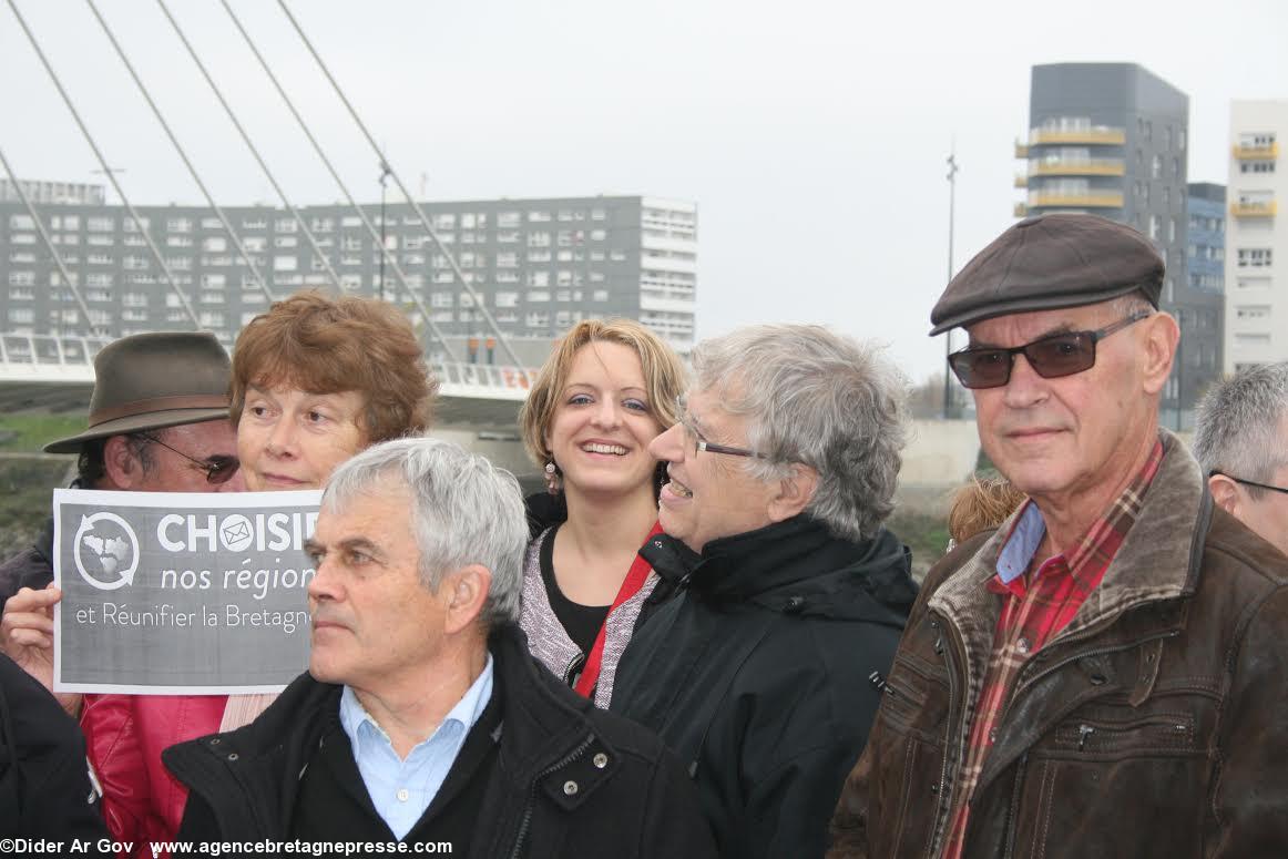 Différents candidat(e)s. Devant René Le Youdec, Patrick Lecat, Jacky Flippot. Au centre, Maïwenn Tournellec, candidate en Maine-et-Loire. Présentation à la presse de la liste Choisir nos régions et réunifier la Bretagne. Différents candidat(e)s. Devant René Le Youdec, Patrick Lecat, Jacky Flippot. Au centre, Maïwenn Tournellec, candidate en Maine-et-Loire. Présentation à la presse de la liste Choisir nos régions et réunifier la Bretagne.