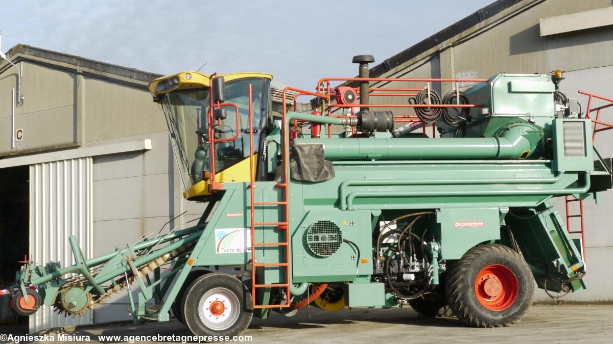 L' Écapsuleuse -batteuse, la machine qui enlève les capsules du lin.