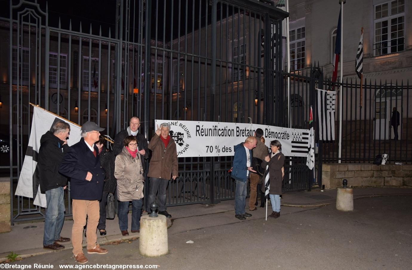 Rassemblement de Bretagne Réunie le 1er décembre 2015 à 18 h devant l’'Hôtel de Ville de Nantes pour inciter la maire à tenir sa promesse de mettre un gwenn ha du sur la mairie.