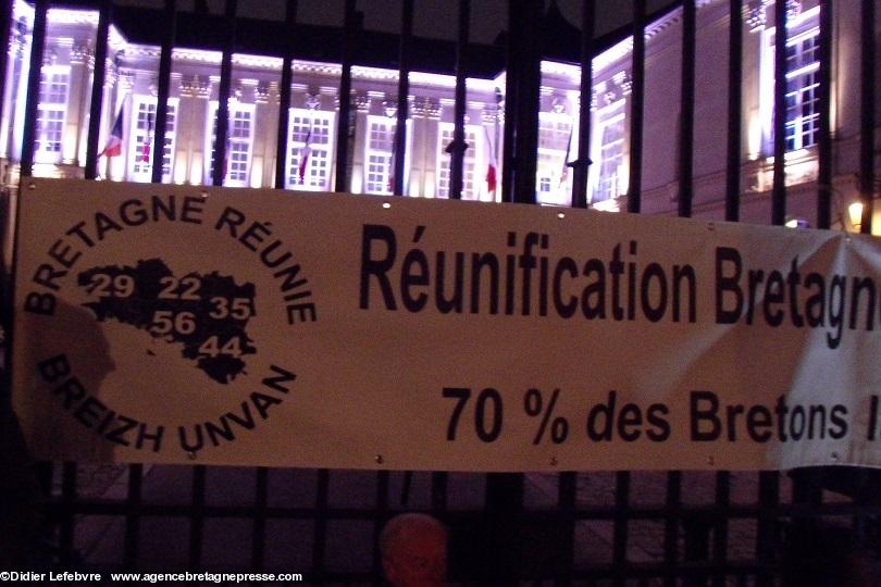 Rassemblement de Bretagne Réunie le 1er décembre 2015 à 18 h devant l’'Hôtel de Ville de Nantes pour inciter la maire à tenir sa promesse de mettre un gwenn ha du sur la mairie.