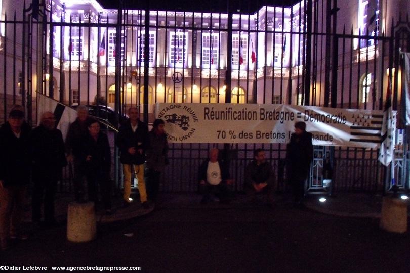 Rassemblement de Bretagne Réunie le 1er décembre 2015 à 18 h devant l'’Hôtel de Ville de Nantes pour inciter la maire à tenir sa promesse de mettre un gwenn ha du sur la mairie.