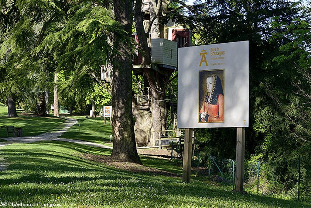 Enluminure grand format dans le parc de Langeais.