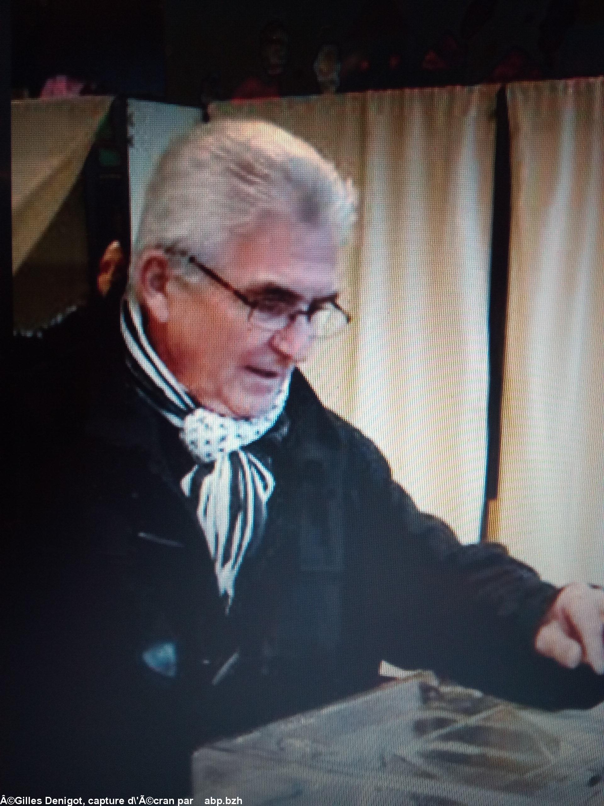 Gilles Denigot, mettant son bulletin lors de l'élection régionale 2015