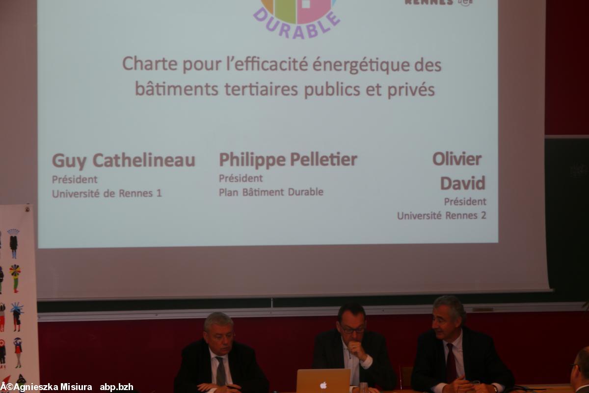 Signature la charte pour efficacité  énergétique par le président de Rennes 1 Guy Cathelineau , le président de Rennes 2 Olivier David et Philippe Pelletier, président du Plan batiment durable