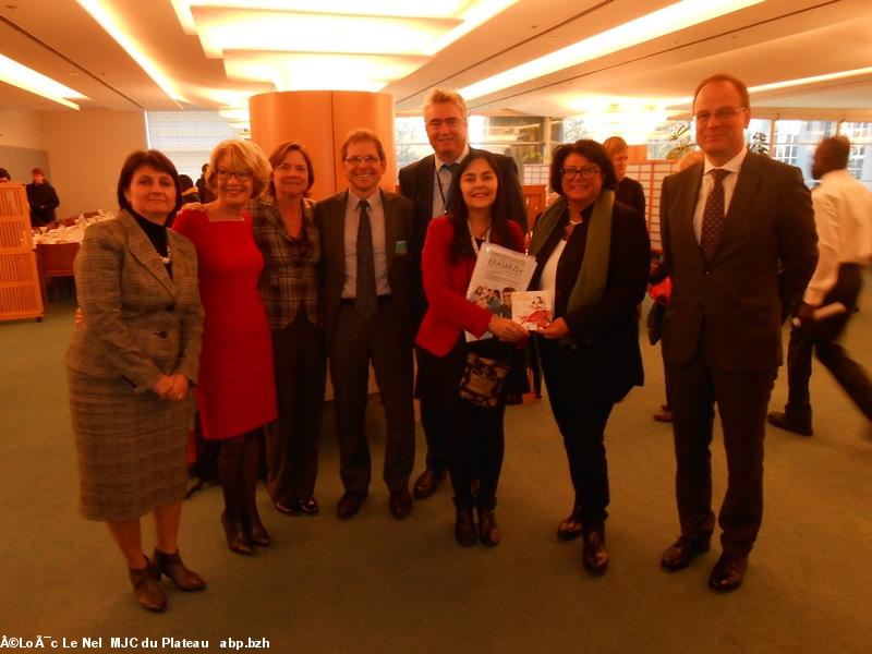 Sylvie Le Moël entourée du Commissaire européen, de la Directrice Générale à la Commission européenne et de la Présidente de l'Audition, Sabine Verheyen, Députée européenne