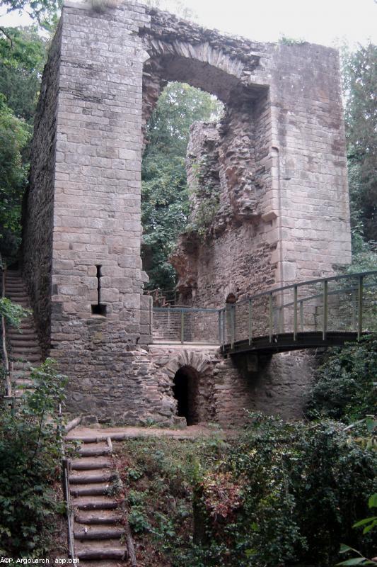 L'imposant pont-levis du château. Un autre pont à levage existait sur le pont enjambant la Vilaine.