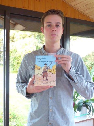 Mael présentant son ouvrage "Les héritiers de Nusofi"