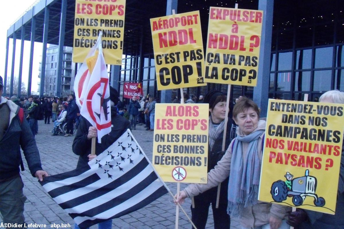13/01/16 : manifestations devant le tribunal, NDDL, es paysans, la COP21, et un Gwenn-ha-du